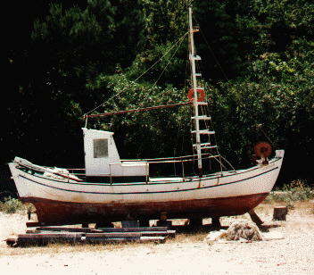 Ein altes Boot in Astrakeri
