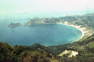 Die Bucht von Agios Georgios